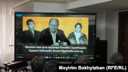 Саясаткер Алтынбек Сәрсенбайұлын еске алу шарасына жиналған халық саясаткер туралы видеоны көріп жатыр. Алматы, 11 ақпан 2026 жыл.