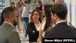 Miljana Kecmanović, majka maloletnog ubice, razgovara sa advokatima pred izricanje presude u beogradskoj Palati pravde, 18. juna 2026. godine.
