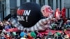 „Putin, la închisoare”. Kremlinul nu a înțeles umorul acestui car alegoric din Düsseldorf și i-a făcut dosar, de la distanță, autorului.