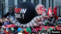 „Putin, la închisoare”. Kremlinul nu a înțeles umorul acestui car alegoric din Düsseldorf și i-a făcut dosar, de la distanță, autorului.
