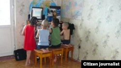 Дети смотрят компьютер. Иллюстративное фото.