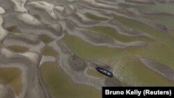 Thatësirë në një lumë në shtetin e Amazonës në Brazil. Fotografi nga arkivi. 