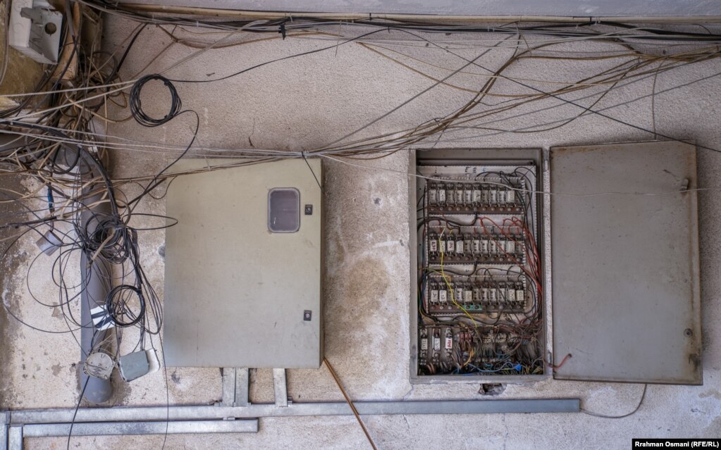 Një njësor i vjetër elektrik, me kapak të hapur, që paraqet rrezik për qytetarët. 
