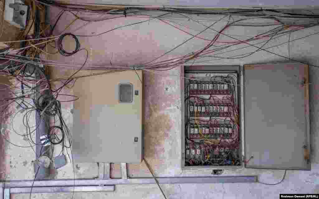 Një njësor i vjetër elektrik, me kapak të hapur, që paraqet rrezik për qytetarët. 