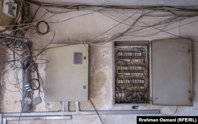 Një njësor i vjetër elektrik, me kapak të hapur, që paraqet rrezik për qytetarët. 