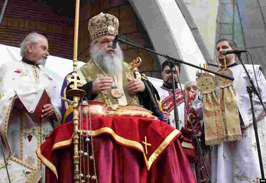 Macedonia - Şeful Bisericii Ortodoxe Macedonene, arhiepiscopul Stefan, &icirc;n timpul liturghiei de Crăciun la biserica din Scopje Sf. Clement din Ohrid