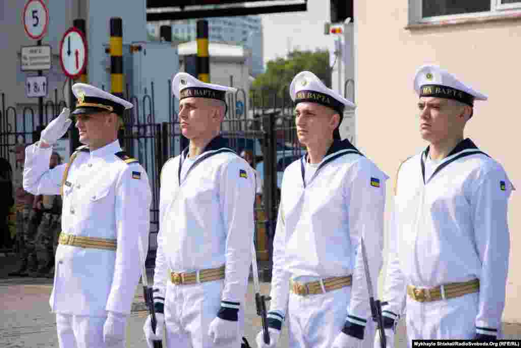 Почесна варта ВМСУ віддає честь прапору ВМСУ, який підіймають на кораблі &laquo;Юрій Олефіренко&raquo;