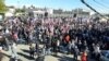 Розмахуючи червоно-білими прапорами і скандуючи ім’я Саакашвілі, сотні демонстрантів зібралися 4 жовтня біля СІЗО в Руставі