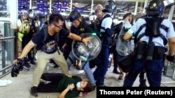 Сутички між поліцією і протестувальниками в аеропорту Гонконгу, 13 серпня 2019 року
