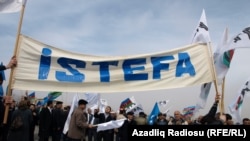 Azerbaýjan oppozisiýasy prezident Alyýewiň işden çekilmegini talap edýär. Bakuw, 2012-nji ýylyň 8-nji apreli.
