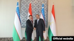 Премьер-министры Узбекистана и Таджикистана Абдулла Арипов (справа) и Кохир Расулзода.