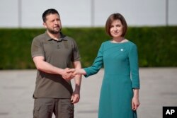 Predsednica Moldavije Maia Sandu rukuje se sa ukrajinskim predsednikom Volodimirom Zelenskim tokom dolaska na samit Evropske političke zajednice u zamak Mimi u Bulboaki, Moldavija, u četvrtak, 1. juna 2023.