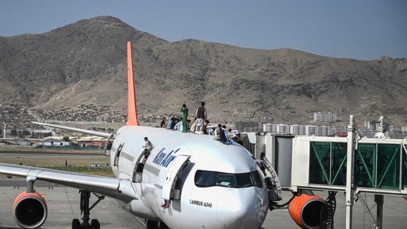 Хаос и отчаяние в аэропорту Кабула: как афганцы бегут от талибов (фотогалерея)