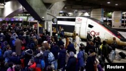 Greva controlorilor de bilete din Franța a provocat anularea multor trenuri rapide TGV și haos printre călători, Paris, 23 decembrie 2022.