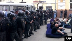 Riot police officers cordon off supporters of mayoral candidate Oleg Shein in Astrakhan on April 11.