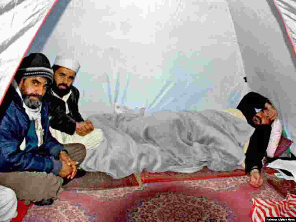 Кобул, Афғонистон. Шашуми март - Профессор Сиддиқ Афғон ба нишони эътироз аз нашри карикатураҳо ба паёмбари Ислом Муҳаммад (с) гуруснанишинӣ эълон кард.