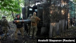 Ілюстраційне фото. Військові 15-ї бригади Нацгвардії «Кара-Даг» завантажують реактивну систему залпового вогню «Град-П» поблизк Добропілля, Донеччина, вересень 2026 року
