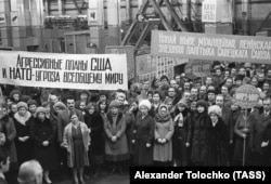 Идеологический митинг под лозунгами "борьбы за мир". Советская Белоруссия, 1983 год