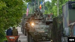 Coloană de blindate a armatei Statelor Unite sosind în R.Moldova pentru a participa la exercțiul militar comun moldo-american Pioneer Dragon 2016, primul exercițiu de acest fel organizat în R.Moldova între 3-20 mai 2016.