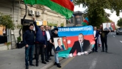 Люди в Баку празднуют подписание соглашения по Нагорному Карабаху. 10 ноября 2020 года.