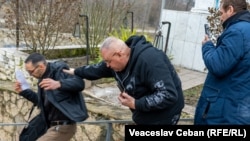 Conflict între două persoane din cauza unor broșuri, la biserica din Dereneu, Călărași, în timpul slujbei de duminică.