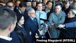 Doček Vladimira Lazarevića po povratku iz Haga na niškom aerodromu, decembar 2015. Na fotografiji, pored Lazarevića, tadašnji ministar pravde, danas spoljnih poslova, Nikola Selaković (D) i bivši ministar odbrane, aktuelni šef Bezbednosno-informativne agencije Bratislav Gašić. 