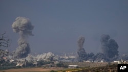 Дым поднимается после израильского авиаудара в Секторе Газа, 23 октября 2023 года