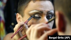 Россиядаги тунги клублардан бирининг раққоси.