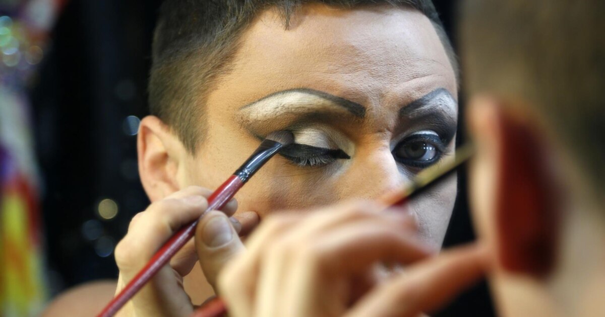 Rus shaxsiy videolarini tomosha qiling Ayollar uchun qisqa ipak xalat