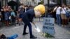 Protestatar în fața sediului lui Boris Johnson din Downing Street nr. 10 în Londra.