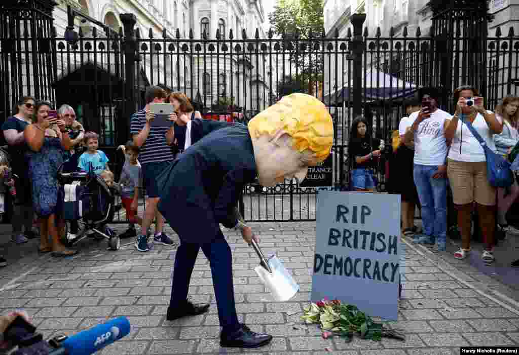 ВЕЛИКА БРИТАНИЈА - Сојуз на опозициските партии и бунтовниците од Конзервативната партија ги имаат потребните гласови во Долниот дом за да ја поразат владата на премиерот Борис Џонсон по прашањето за Брегзит, убеден е поранешниот британски министер за финансии, Филип Хамонд, објави новинската агенција Ројтерс.