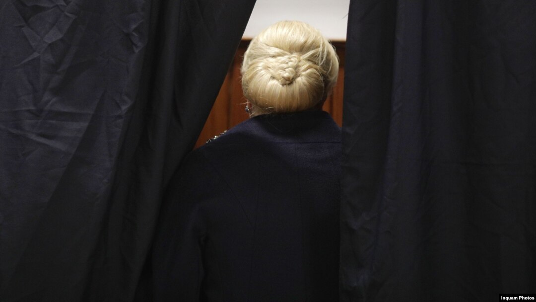 Viorica Dăncilă, în ziua votului în al doilea tur al alegerilor prezidențiale, când a obținut doar 3 milioane de voturi, cel mai mic scor electoral al unui candidat PSD la Cotroceni