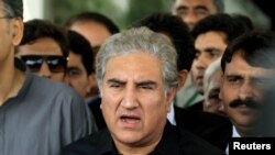 Pakistan -- Shah Mehmood Qureshi, a senior leader of opposition party Pakistan Tehreek-e-Insaf (PTI), speaks to the media outside the Supreme Court building during the hearing of cases regarding the "Panama Papers" leak, in Islamabad, November 1, 2016