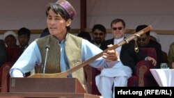 په باميان کې يو دمبوره غږوونکى