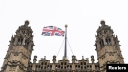 დიდი ბრიტანეთი უკანონო მიგრანტებისთვის ბინადრობის მიღების ვადას ხუთიდან 20 წლამდე ზრდის, 2025 წლის 16 ნოემბერი 