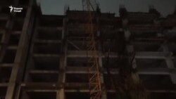 В Душанбе на стройке жилого дома сломался пополам башенный кран