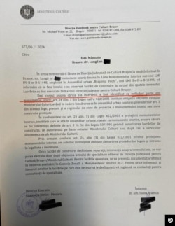 Roxana Mînzatu a adus marți la audieri un document de la Direcția de Cultură Brașov care ar arăta că locuința familiei nu ar fi monument istoric, deși ar fi avut nevoie de aviz pentru extindere deoarece casa se află într-o zonă de protecție a unor monumente istorice.