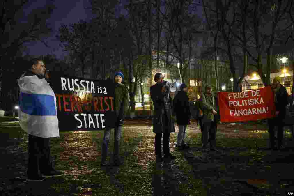 Stockholm, Suedia - În fața Ambasadei Rusiei. Protestatarii au afișat bannere pe care scrie că Rusia este un stat terorist.