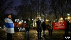 Протестувальники перед посольством Росії в Стокгольмі 16 лютого 2024 року, коли стало відомо про смерть Олексія Навального в колонії