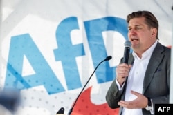 Головний кандидат від німецької ультраправої партії «Альтернатива для Німеччини» (AfD) на виборах до Європарламенту Максиміліан Крах виступає у Дрездені. 1 травня 2024 року