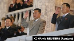 "Ne pričamo o ratu ni sa kim, već radije želimo da sprečimo sam rat i doslovno povećamo odvraćanje od sukoba radi zaštite nacionalnog suvereniteta", poručio je Kim Jong-un (na sredini)