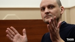 Сергей Удальцов в Басманном суде Москвы во время очередного продления срока домашнего ареста, август 2013 года