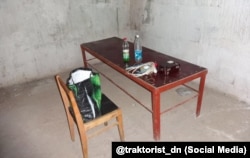 Помещение тюрьмы «Изоляция», созданной российскими силами в оккупированном Донецке. На столе оснащение для пыток электрическим током