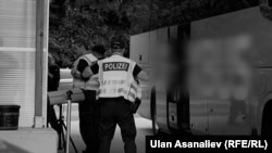 Полиция Германии досматривает автобус