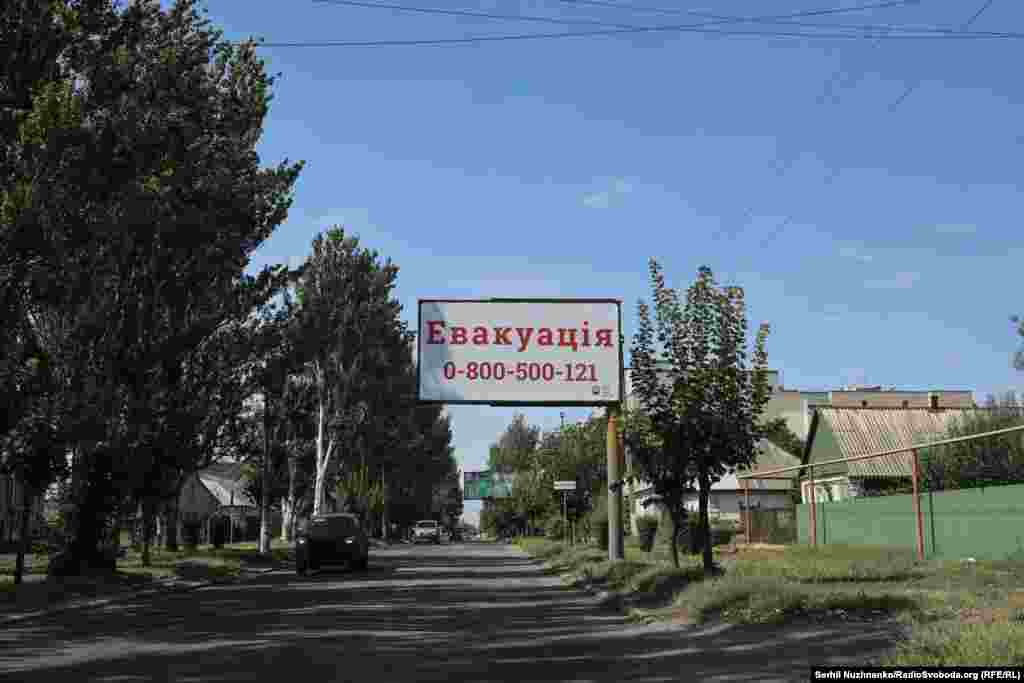 On the streets of Pokrovsk there are large banners with contacts for evacuation. Most of the townspeople have heeded the calls of the authorities and left.