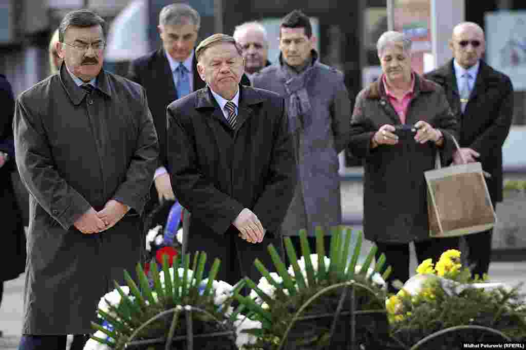 Polaganje cvijeća na spomen-obilježje ubijenoj djeci opkoljenog Sarajeva