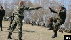 Солдати Національної Гвардії проводять тренування в Нових Петрівцях, 31 квітня 2014 року