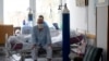Pacijent na COVID-odjeljenju Opće bolnice u Sarajevu. 