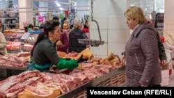 Unele din principalele produse de pe masa de sărbătoare sunt preparatele din carne. Specialiștii recomandă achiziționarea din locuri autorizate. Poză simbol de la Piața Centrală din Chișinău