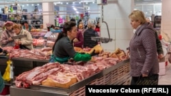 Unele din principalele produse de pe masa de sărbătoare sunt preparatele din carne. Specialiștii recomandă achiziționarea din locuri autorizate. Poză simbol de la Piața Centrală din Chișinău